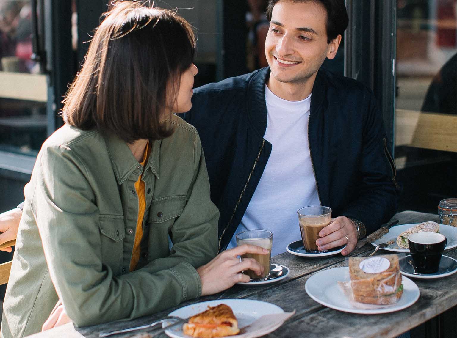 Por que marcar o encontro em um café?